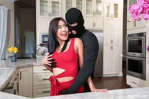 Đang học bài mà chị gái cứ thế này sao chịu nổi
