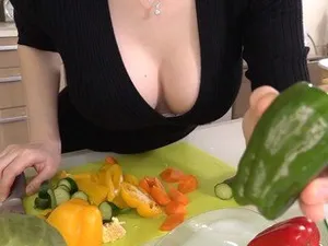 Con bé thèm quá kìa có anh nào giúp con bé không?