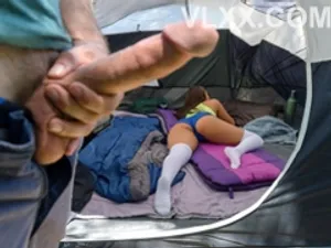 Con đĩ da trắng, xinh đẹp, xăm trổ đã có một cuộc ân ái nồng nhiệt với anh trai. Cô ta lộ mặt và trèo lên trên. Cô mèo lẳng lơ đang nhìn cận cảnh khi cô ấy đang xoa bóp bộ ngực của mình. Biểu cảm của cô ta thật lẳng lơ và nói năng bậy bạ.