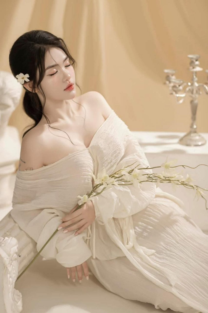 Ngậm miệng lại và ngoan ngoãn banh lồn ra